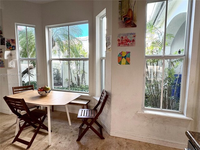 826 E Spinnaker Dr E, Hollywood, FL 33019 - dining area featuring breakfast area