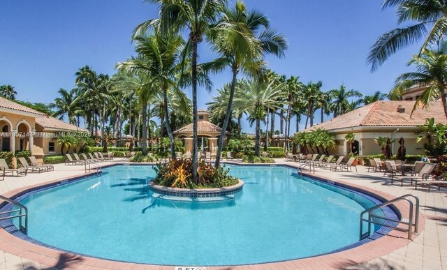 826 E Spinnaker Dr E, Hollywood, FL 33019 - community pool with a patio area