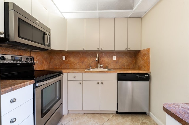 446 Flanders J 4460, Delray Beach, FL 33484 - kitchen with appliances with stainless steel finishes, a sink, tasteful backsplash, and light tile patterned flooring