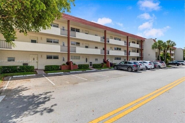 9220 S Hollybrook Lake Dr Unit 208, Pembroke Pines, FL 33025 - view of property featuring uncovered parking