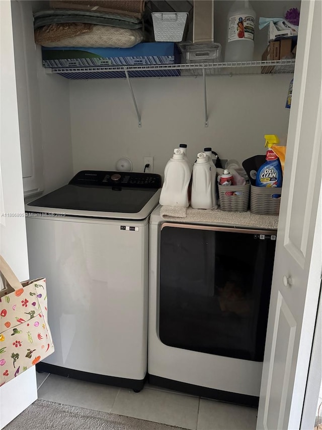 28577 SW 134th Ct, Homestead, FL 33033 - laundry area with washing machine and dryer and light tile patterned flooring