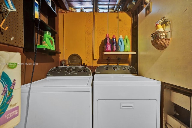 45 NW 127th St, North Miami, FL 33168 - laundry area featuring washing machine and dryer