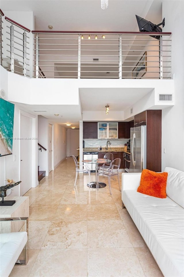 41 SE 5th St Unit 2008, Miami, FL 33131 - living area featuring a high ceiling