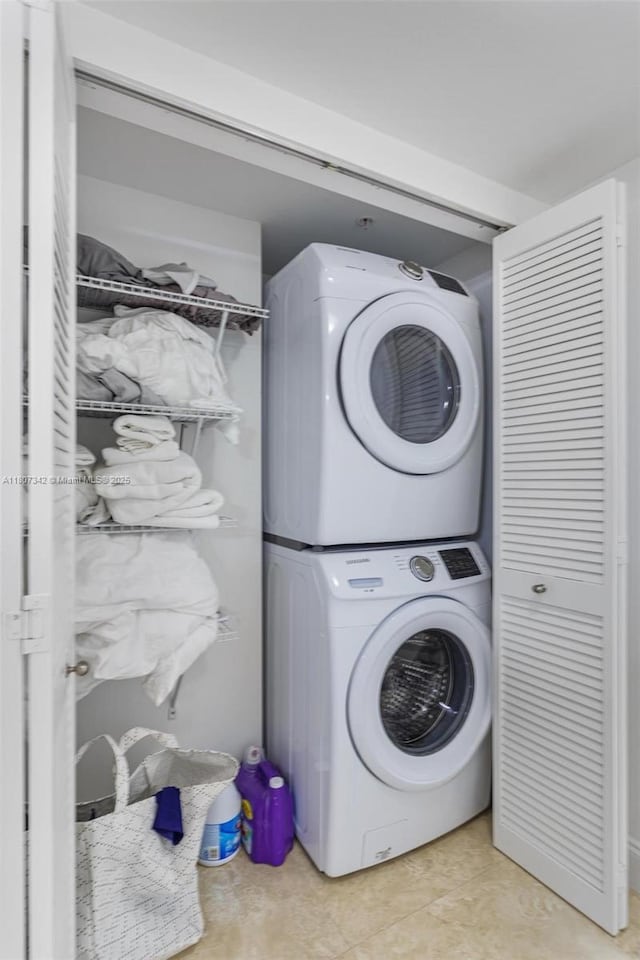41 SE 5th St Unit 2008, Miami, FL 33131 - washroom featuring stacked washer / dryer and light tile patterned floors