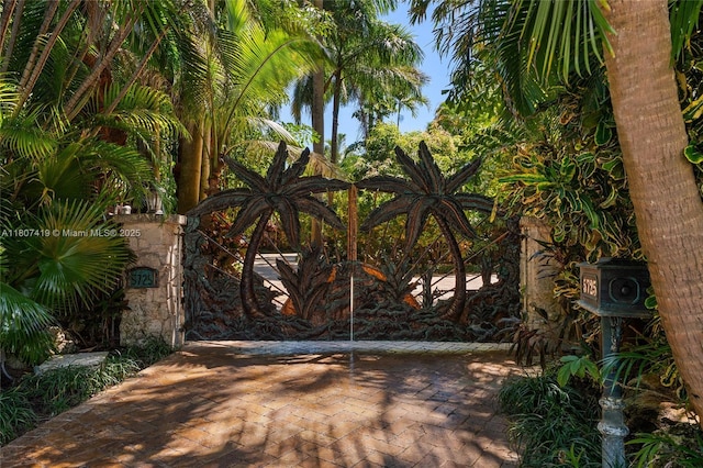 5725 N Bayshore Dr, Miami, FL 33137 - view of gate