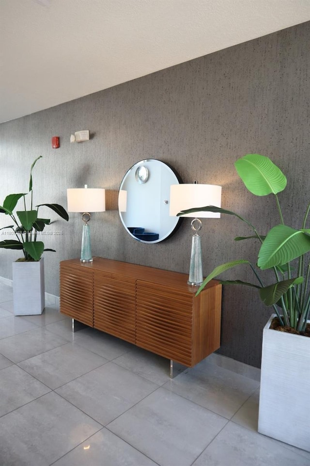 8201 NW 41st St Unit D-402, Doral, FL 33166 - reception featuring wallpapered walls