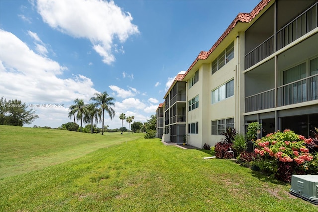 9823 S Hollybrook Lake Dr Unit 105, Pembroke Pines, FL 33025 - view of home's community with a yard
