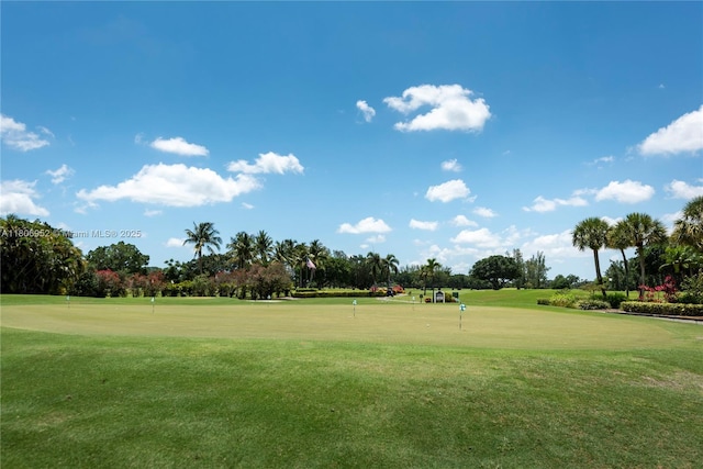 9823 S Hollybrook Lake Dr Unit 105, Pembroke Pines, FL 33025 - surrounding community featuring a putting green, golf course view, and view of scattered trees