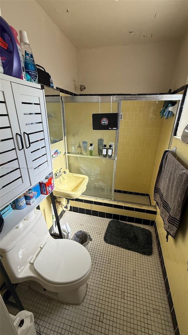 1230 NW 113th Ter, Miami, FL 33167 - bathroom with tiled shower, tile patterned flooring, toilet, and a sink