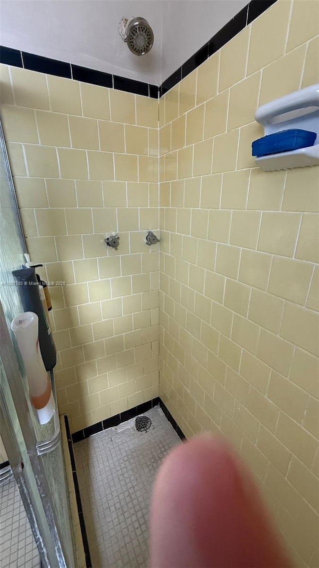 1230 NW 113th Ter, Miami, FL 33167 - bathroom with tiled shower