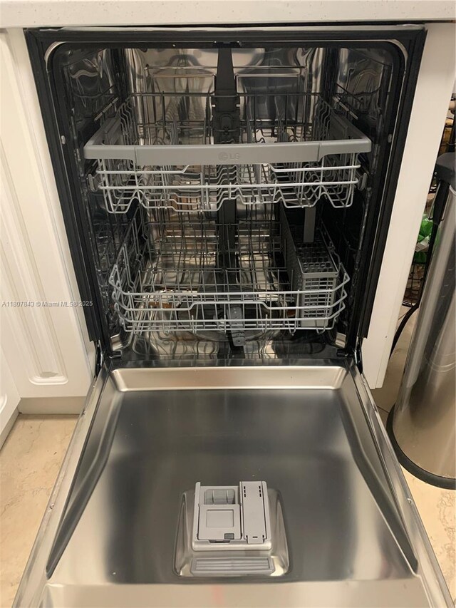 15029 SW 8th Ter, Miami, FL 33194 - kitchen view of dishwashing machine
