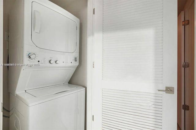 3900 Biscayne Blvd Unit N-905, Miami, FL 33137 - washroom featuring stacked washer / drying machine
