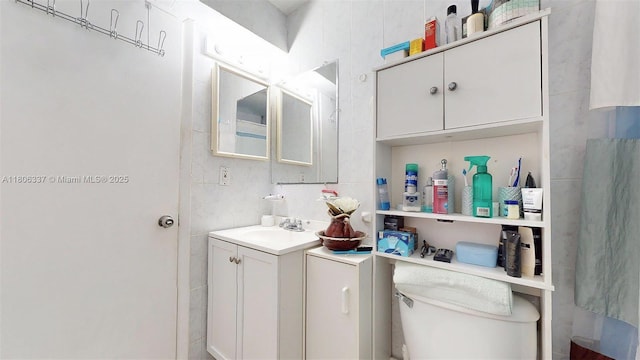 5301 SW 111th Ave, Miami, FL 33165 - bathroom with vanity and toilet