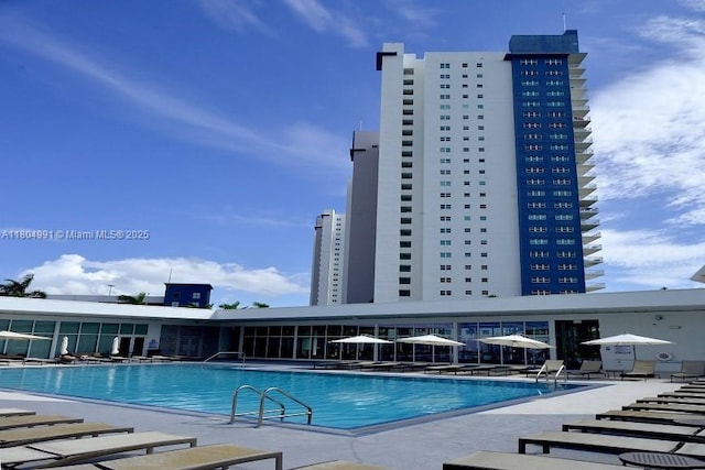 14951 Royal Oaks Ln Unit 1406, North Miami, FL 33181 - view of community pool