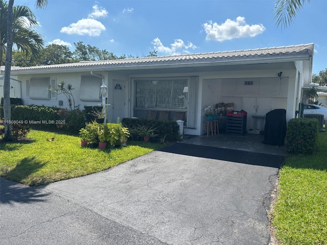 2427 Garland Cir Unit 195, Hollywood, FL 33021 - view of front facade with asphalt driveway, a front yard, central air condition unit, and stucco siding
