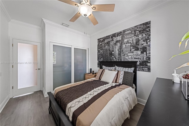 925 SW 147th Ct, Miami, FL 33194 - bedroom featuring wood finished floors, ornamental molding, baseboards, a ceiling fan, and a closet