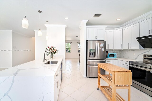 850 Nandina Dr, Weston, FL 33327 - kitchen with stainless steel appliances, a sink, range hood, pendant lighting, and a peninsula