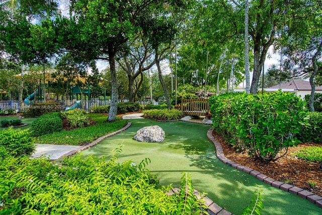 850 Nandina Dr, Weston, FL 33327 - surrounding community featuring an area to practice putting