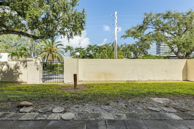 19460 NE 26th Ave Unit 12B, Miami, FL 33180 - view of gate