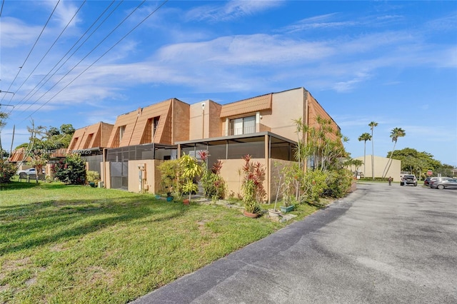 1551 NW 92nd Ave Unit 185, Pembroke Pines, FL 33024 - view of side of property featuring stucco siding and a lawn