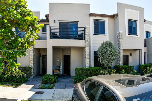 21068 NE 8th Ave, Miami, FL 33179 - view of front facade featuring a balcony and stucco siding