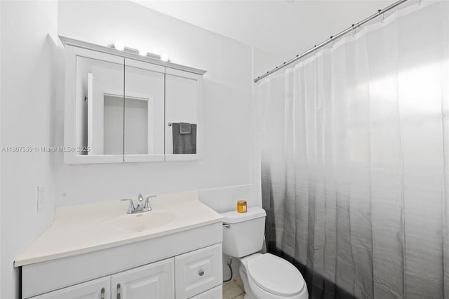 1625 NE 29th St, Pompano Beach, FL 33064 - full bathroom with vanity, toilet, and curtained shower