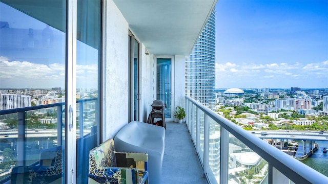 185 SW 7th St Unit 2911, Miami, FL 33130 - balcony featuring a view of city