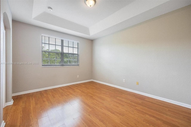 623 NE 21st Ter, Homestead, FL 33033 - spare room featuring light wood-type flooring, a tray ceiling, baseboards, and a smoke detector