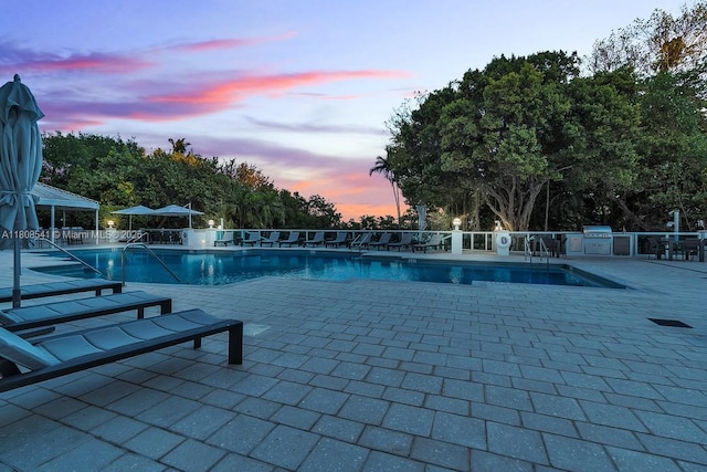 2127 Brickell Ave Unit 2302, Miami, FL 33129 - community pool with a patio and an outdoor kitchen