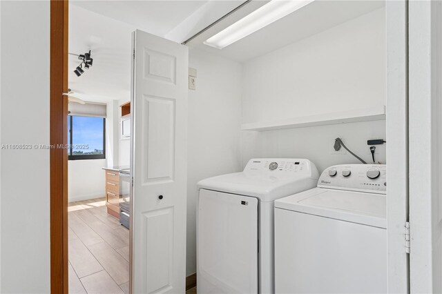 20185 E Country Club Dr Unit 505, Aventura, FL 33180 - laundry room featuring washer and dryer