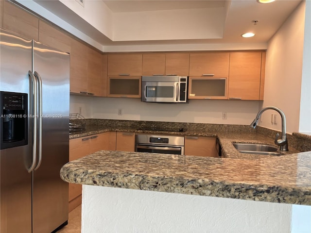 15051 Royal Oaks Ln Unit 1604, North Miami, FL 33181 - kitchen featuring stainless steel appliances, a sink, recessed lighting, a peninsula, and dark stone counters