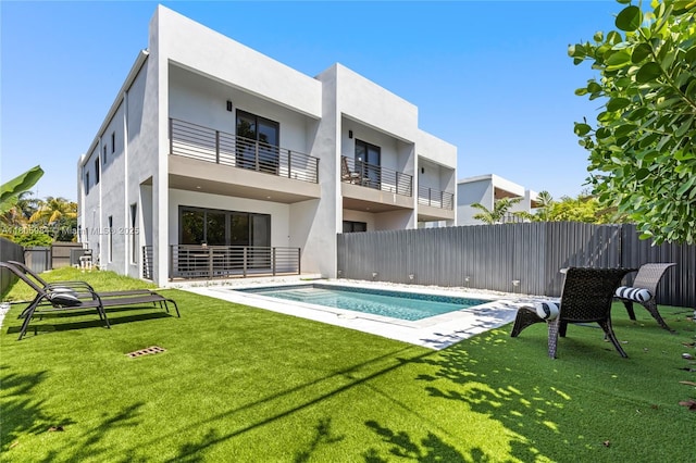 1116 NE 10th Ave, Fort Lauderdale, FL 33304 - back of property with stucco siding and a balcony