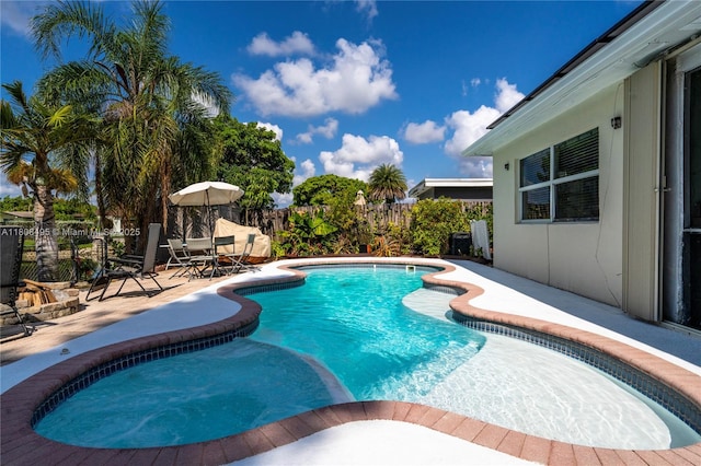 9362 NW 24th Pl, Sunrise, FL 33322 - view of swimming pool with a patio area, a fenced backyard, and a pool with connected hot tub