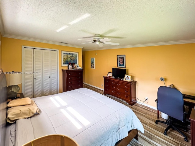 10198 Dovewood Ln Unit A, Boynton Beach, FL 33436 - bedroom featuring wood finished floors, ornamental molding, a textured ceiling, a closet, and baseboards
