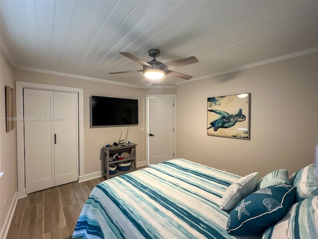 168 Indian Mound Trl, Tavernier, FL 33070 - bedroom featuring wood finished floors, a ceiling fan, baseboards, ornamental molding, and a closet