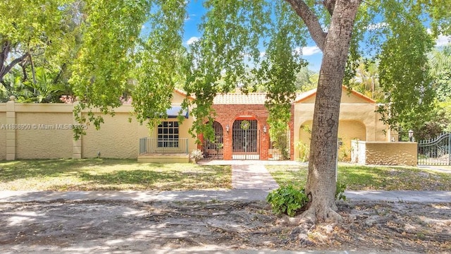 421 S Zamora Ave, Coral Gables, FL 33134 - view of front of property with stucco siding
