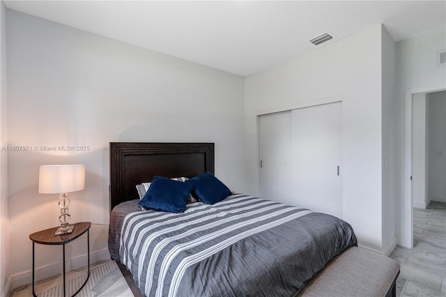 2013 Inglewood Cir, La Belle, FL 33935 - bedroom featuring a closet and baseboards