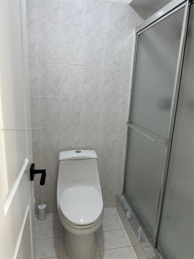 9201 Sunrise Lakes Blvd Unit 301, Sunrise, FL 33322 - full bath featuring a stall shower and toilet