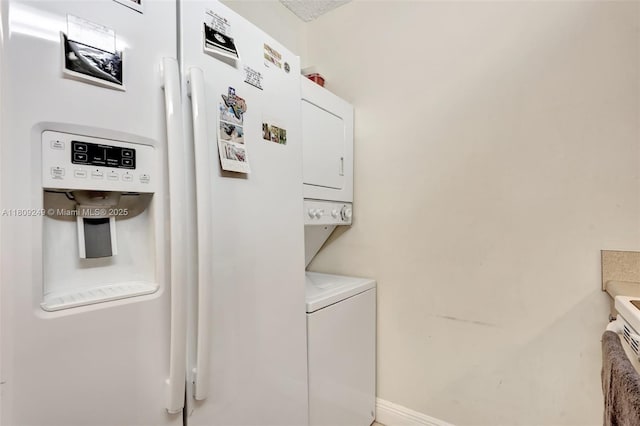 826 Twin Lakes Dr Unit 18-D, Coral Springs, FL 33071 - laundry area featuring stacked washing machine and dryer and baseboards