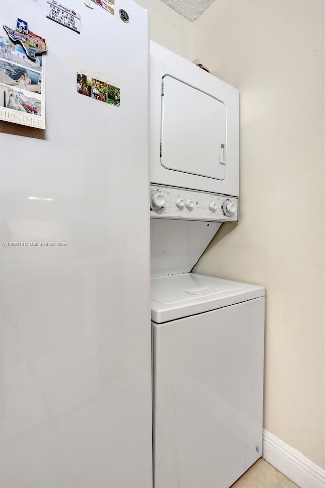 826 Twin Lakes Dr Unit 18-D, Coral Springs, FL 33071 - laundry room featuring estacked washer and dryer and baseboards