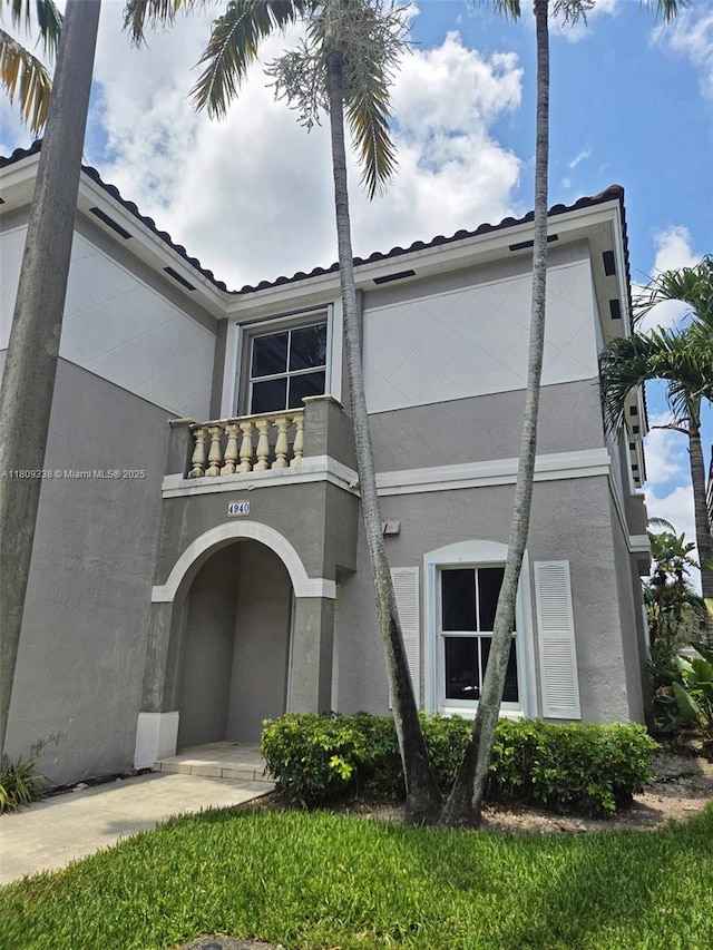 4940 SW 140th Ter Unit 14, Miramar, FL 33027 - view of front facade with stucco siding and a tiled roof