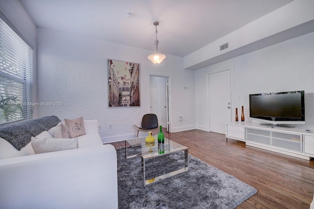 900 16th St Unit 204, Miami Beach, FL 33139 - living area featuring wood finished floors, a textured wall, and baseboards