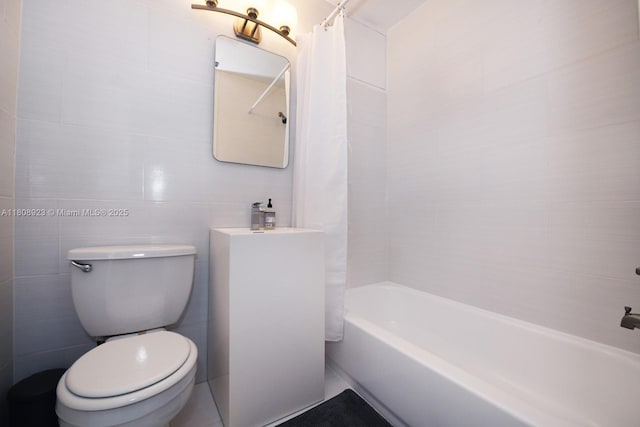 900 16th St Unit 204, Miami Beach, FL 33139 - full bathroom with toilet, tile walls, shower / bath combination with curtain, and vanity