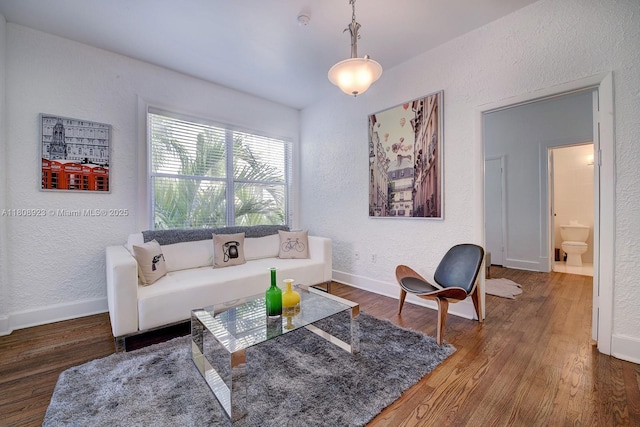 900 16th St Unit 204, Miami Beach, FL 33139 - living area featuring a textured wall, wood finished floors, and baseboards