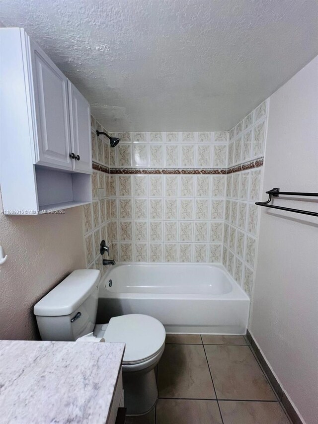 606 W 81st St Unit 224, Hialeah, FL 33014 - full bath featuring vanity, tile patterned floors, toilet, washtub / shower combination, and a textured ceiling