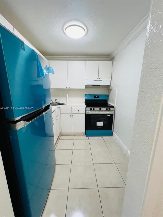 606 W 81st St Unit 224, Hialeah, FL 33014 - kitchen featuring electric range, under cabinet range hood, white cabinets, ornamental molding, and a textured ceiling