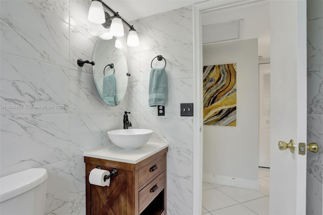 481 Durham Q Unit 481, Deerfield Beach, FL 33442 - bathroom with vanity, toilet, and tile walls