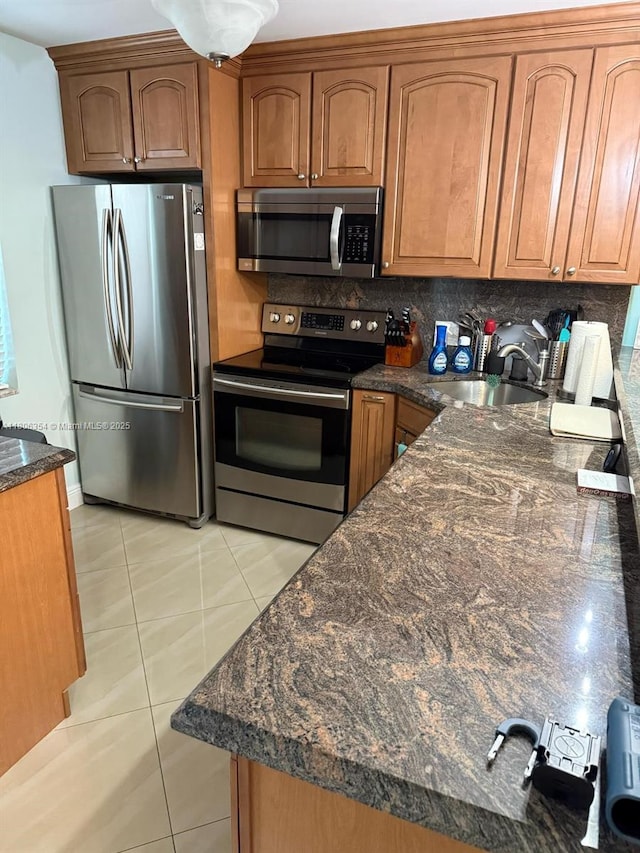 7680 NW 1st St Unit 108, Margate, FL 33063 - kitchen with stainless steel appliances, a sink, light tile patterned floors, and tasteful backsplash