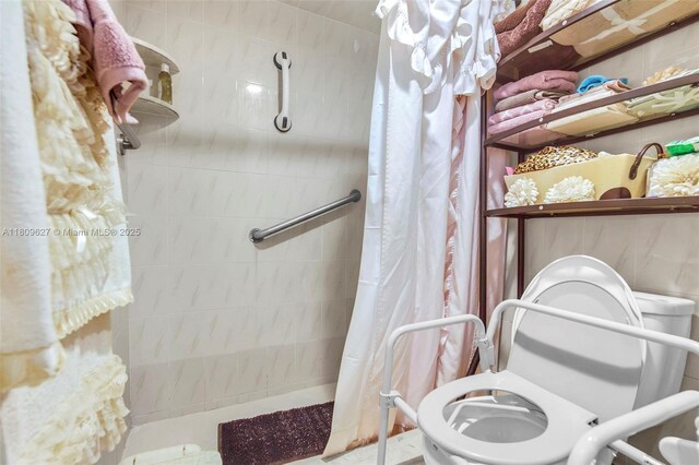 203 E Capri Unit E, Delray Beach, FL 33484 - bathroom with a tile shower and toilet