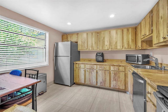 203 E Capri Unit E, Delray Beach, FL 33484 - kitchen featuring appliances with stainless steel finishes, a sink, and recessed lighting